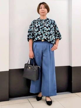 「Reflect（リフレクト）の【ジャケットのインナーにおすすめ◎】花柄タックデザインブブラウス（シャツ/ブラウス、ブルー系）」を使った、じゅりさん（レディース・163cm）の秋コーディネート