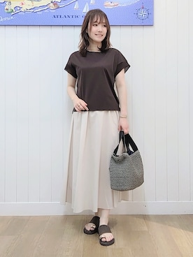 「Dessin（デッサン）の【UVカット/接触冷感】美光沢カットソー（Tシャツ/カットソー、ブラウン系）」を使った、itoさん（レディース・159cm）の夏コーディネート