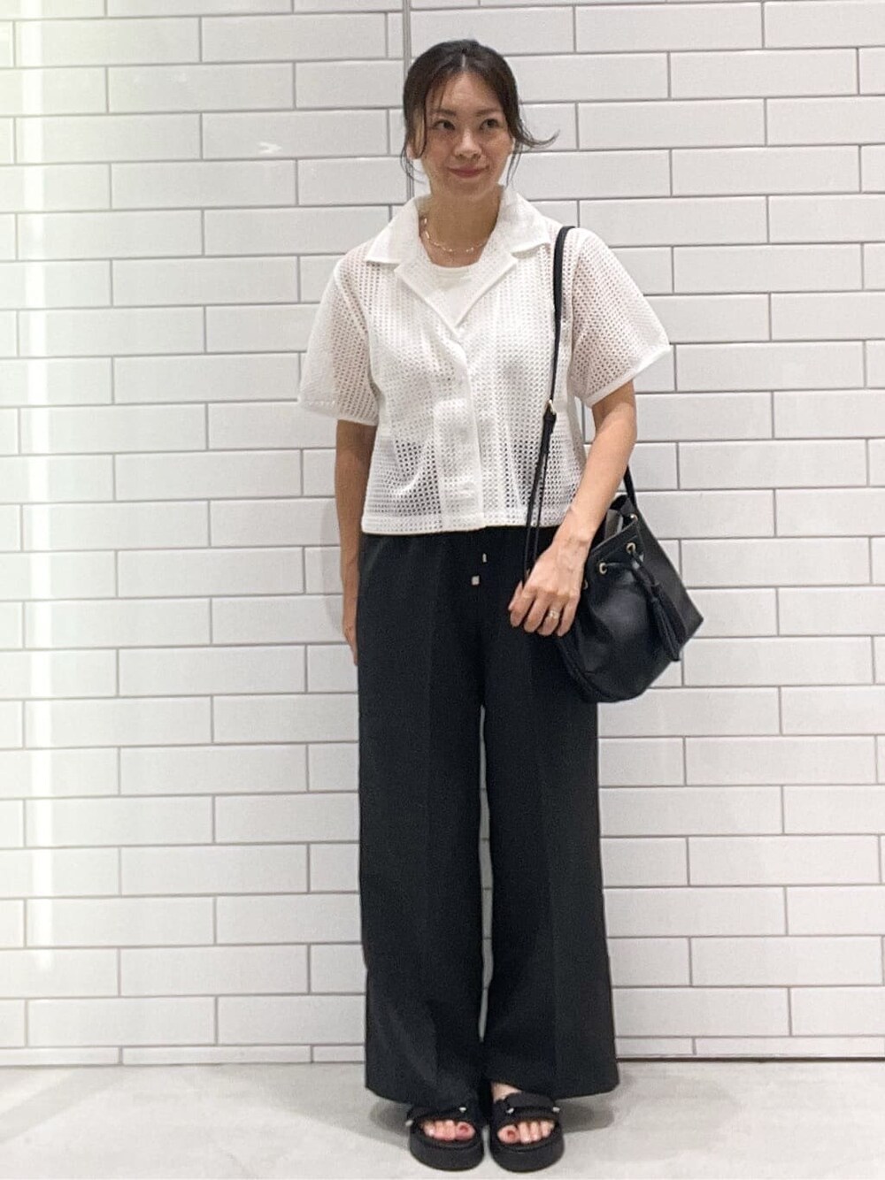 ホワイト系のシャツ/ブラウス、グレー系のその他パンツ、ブラック系のショルダーバッグを着用したレディースの夏コーディネートの1枚目の写真