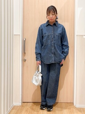 「SHOO・LA・RUE（シューラルー）の【洗濯機可/体型カバー】こなれ感をプラスする ライトオンスデニムシャツ（シャツ/ブラウス、ブルー系）」を使った、natsumiさん（レディース・160cm）の春コーディネート
