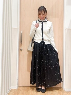「SHOO・LA・RUE（シューラルー）の【洗濯機可/アンサンブル可】パール×ビジューがきらめく 上品クルーネックカーディガン（カーディガン/ボレロ、ホワイト系）」を使った、natsumiさん（レディース・160cm）の春コーディネート
