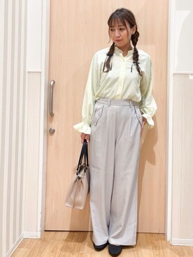 「SHOO・LA・RUE（シューラルー）の【洗濯後しわになりにくい/S-LL/UV】1枚で華やか　フリル使いがポイント　柔らかブラウス（シャツ/ブラウス、イエロー系）」を使った、natsumiさん（レディース・160cm）の春コーディネート
