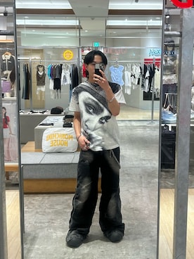 「WHO'S WHO gallery（フーズフーギャラリー）のVIDEO SHOP × PeterAnderson Facephoto TEE（Tシャツ/カットソー、ホワイト系）」を使った、Rionさん（メンズ・170cm）の夏コーディネート