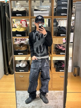 「WHO'S WHO gallery（フーズフーギャラリー）のブラック加工転写デニム（デニムパンツ、ブラック系）」を使った、Rionさん（メンズ・170cm）の秋コーディネート