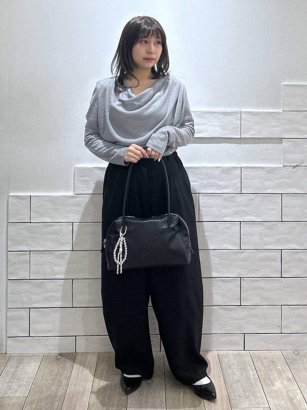 ブラック系のボストンバッグ、ブラック系のその他パンツ、ブラック系のパンプスを着用したレディースの春コーディネートの1枚目の写真