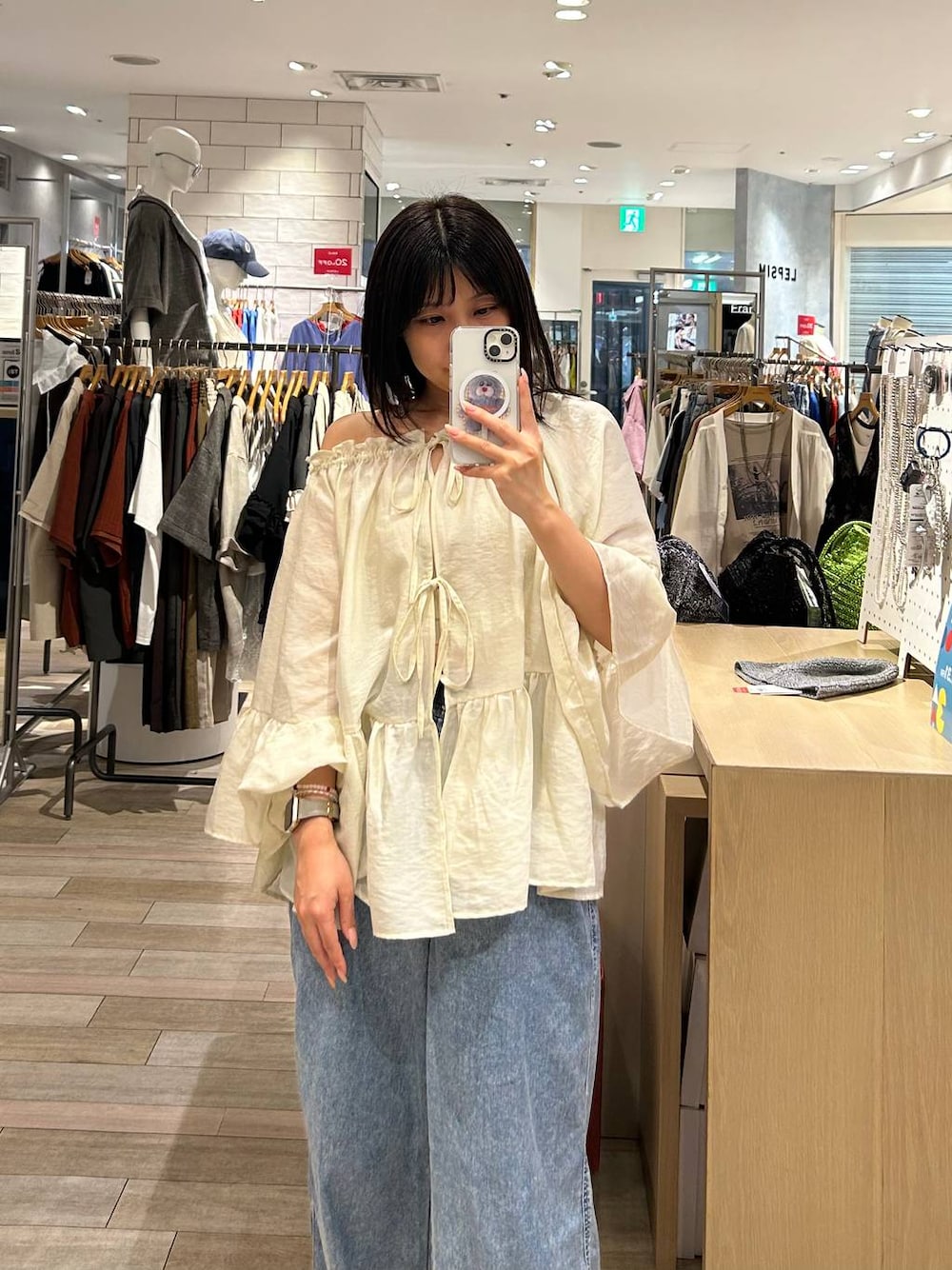 ブルー系のデニムパンツ、ホワイト系のシャツ/ブラウスを着用したレディースの夏コーディネートの1枚目の写真
