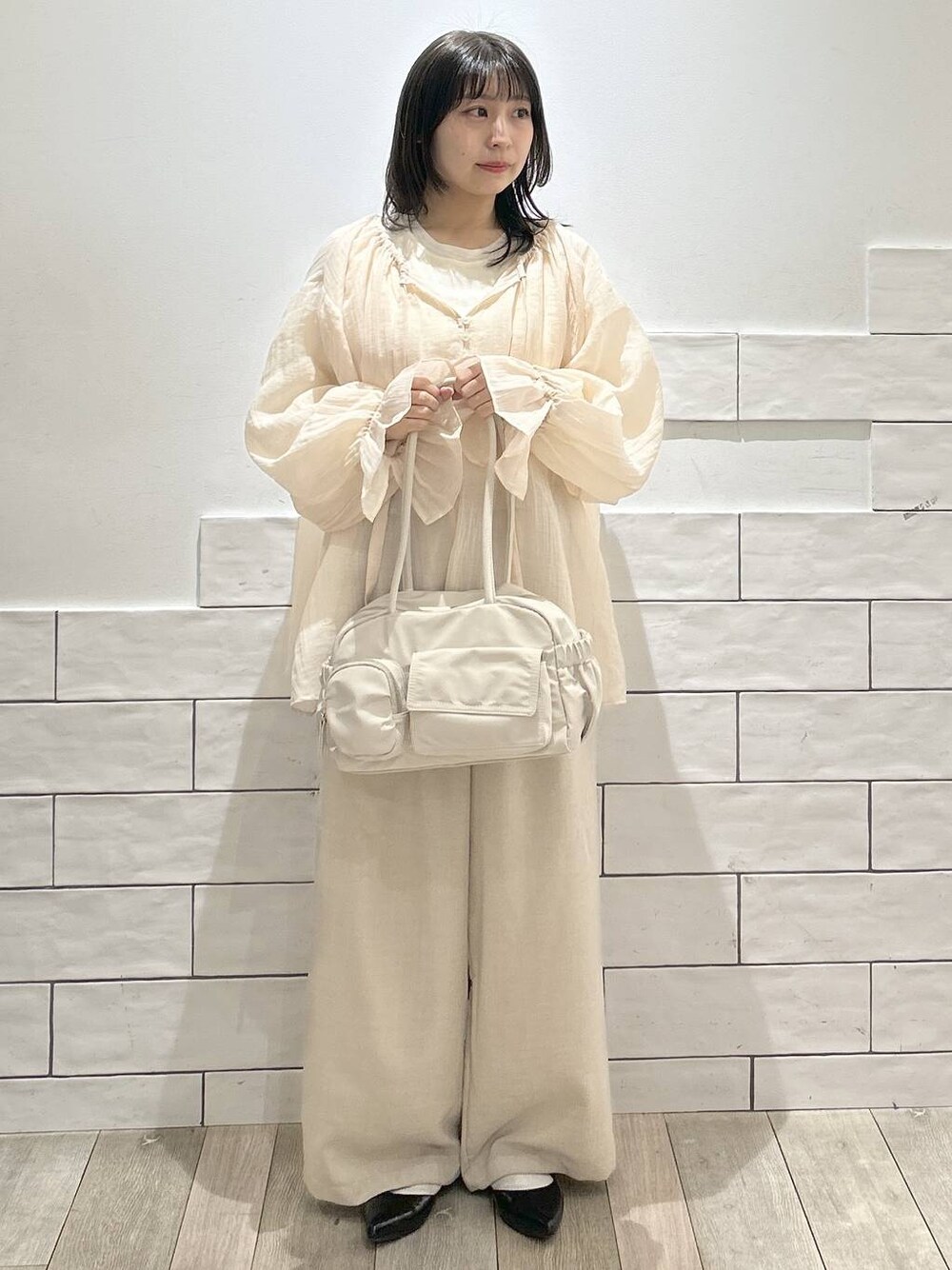 ホワイト系のTシャツ/カットソー、ベージュ系のその他パンツ、ベージュ系のシャツ/ブラウスを着用したレディースの春コーディネートの1枚目の写真