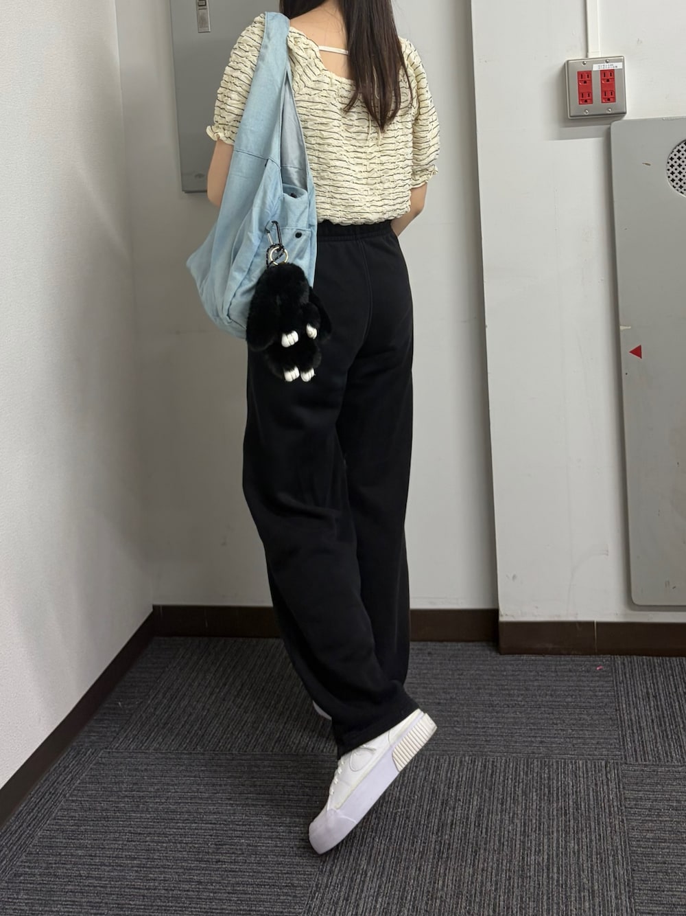 ブルー系のトートバッグを着用したレディースの夏コーディネートの1枚目の写真