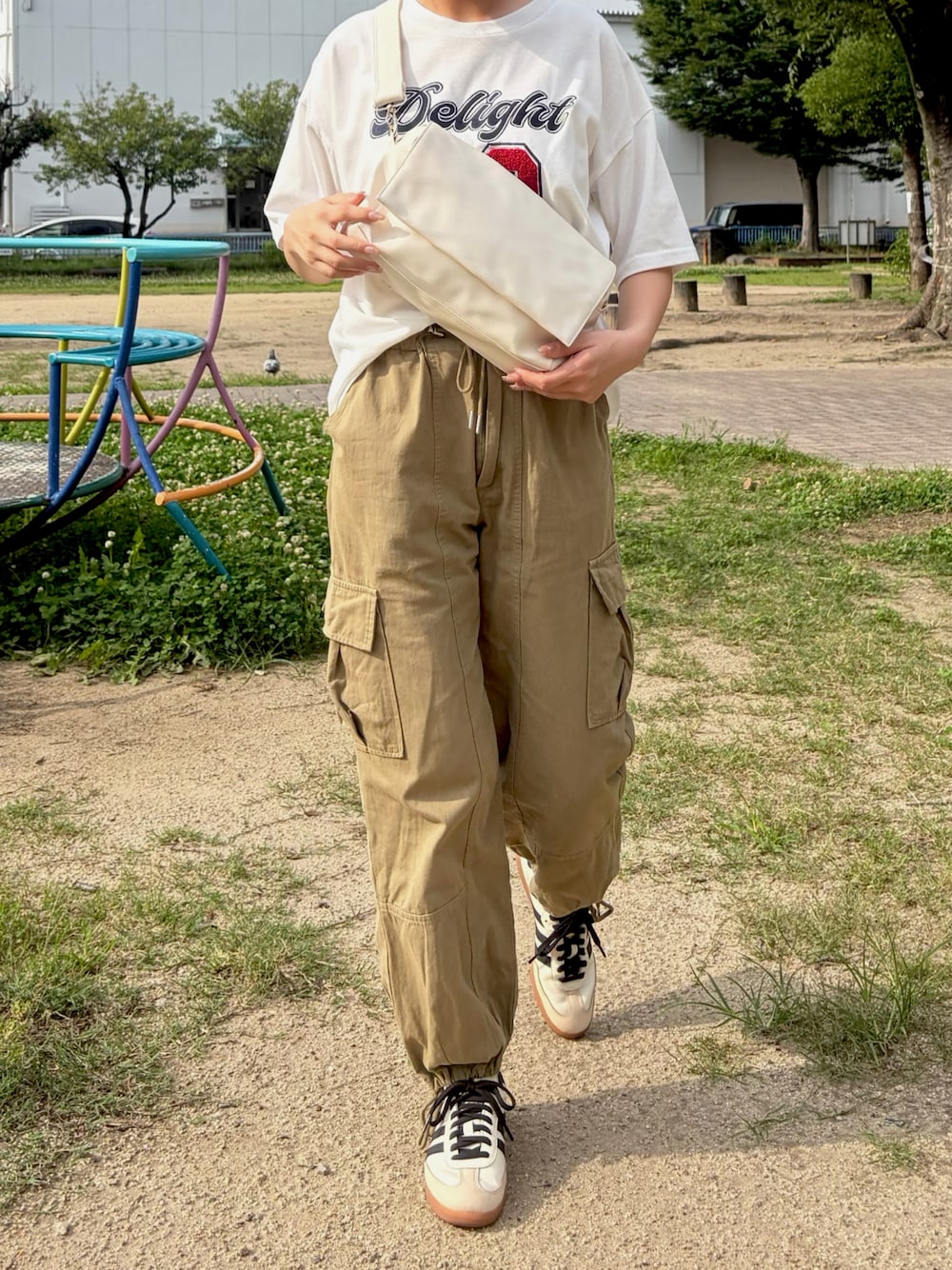 ホワイト系のショルダーバッグを着用したレディースの夏コーディネートの1枚目の写真