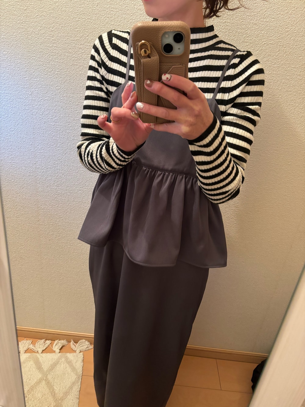 「coca（coca）のバックリボンペプラムキャミワンピース（ワンピース、グレー系）」を使った、ゆきさん（レディース・149cm）の冬コーディネートの1枚目の写真
