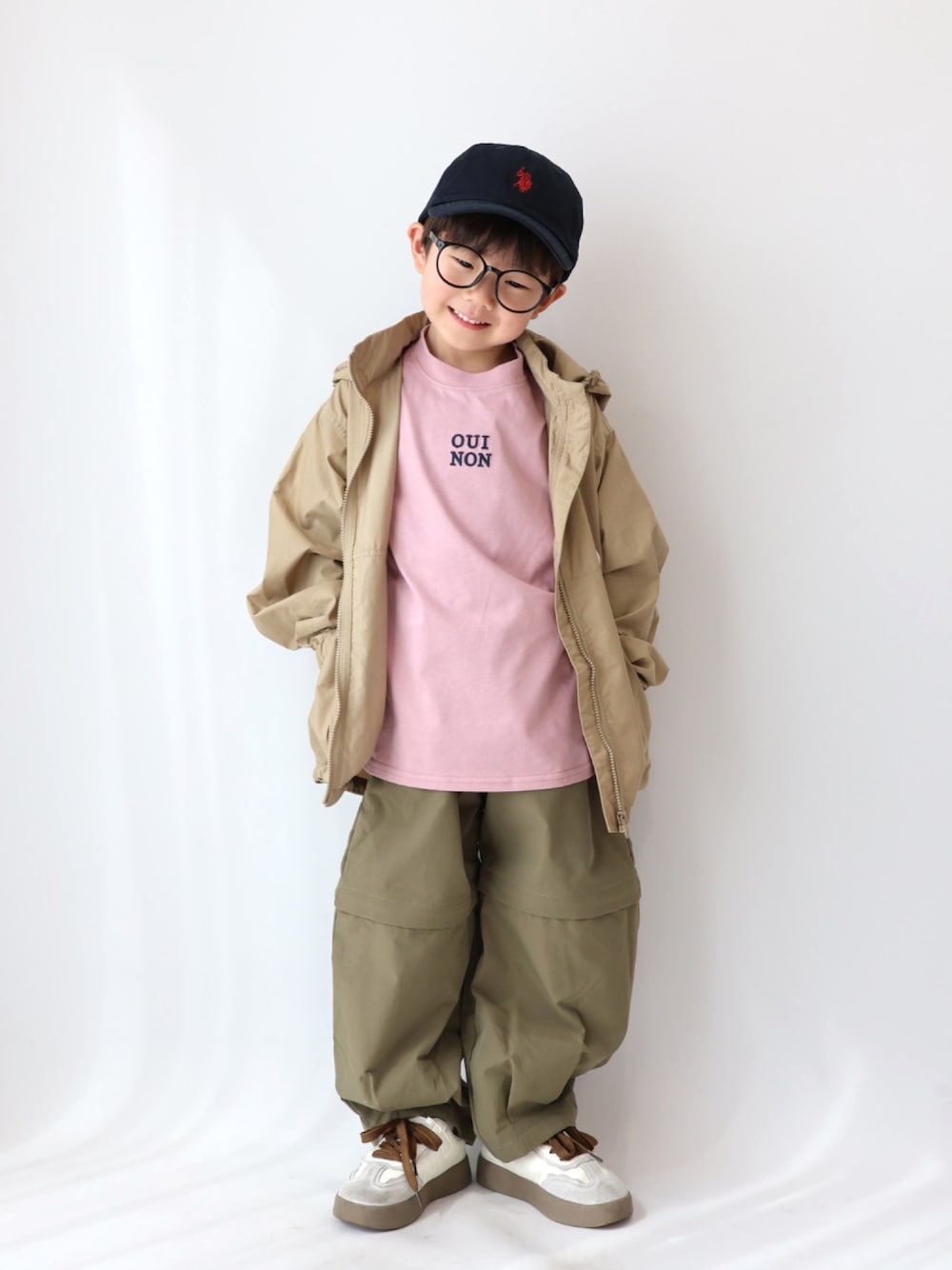 ピンク系のTシャツ/カットソー、グリーン系のパンツ、ベージュ系のブルゾンを着用したキッズの春コーディネートの1枚目の写真
