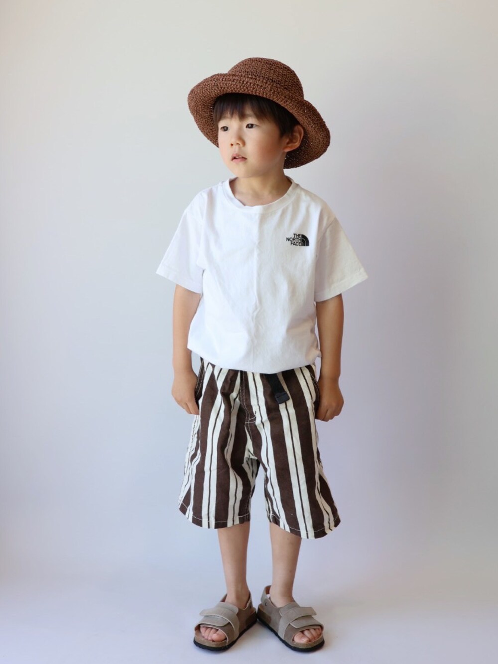 「このスタイルがお気に入り、休日スタイル、夏コーデ、淡色コーデ、ハーフパンツ、ショートパンツ、麦わら帽子、サンダル、お出かけコーデ、タックイン、夏だ！Tシャツ着よう！」｜「LOWRYS FARMのザツザイＨＡＴ　259154（ハット、ブラウン系）」を使った、Nana…Haku…‪‪さん（キッズ・100cm）の夏コーディネートの1枚目の写真