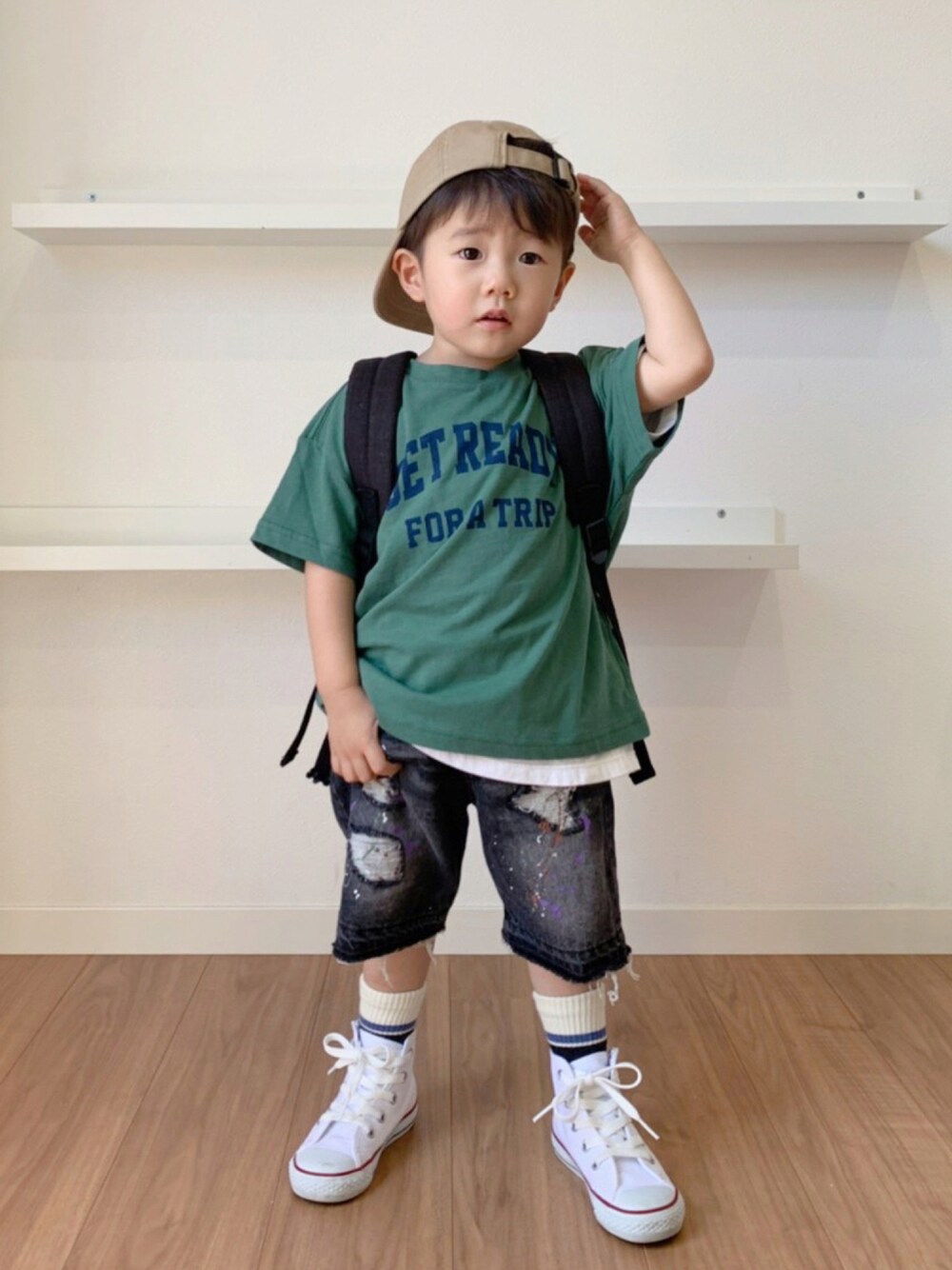 グリーン系のTシャツ/カットソー、ブラック系のその他パンツ、ホワイト系のスニーカーを着用したキッズの夏コーディネートの1枚目の写真