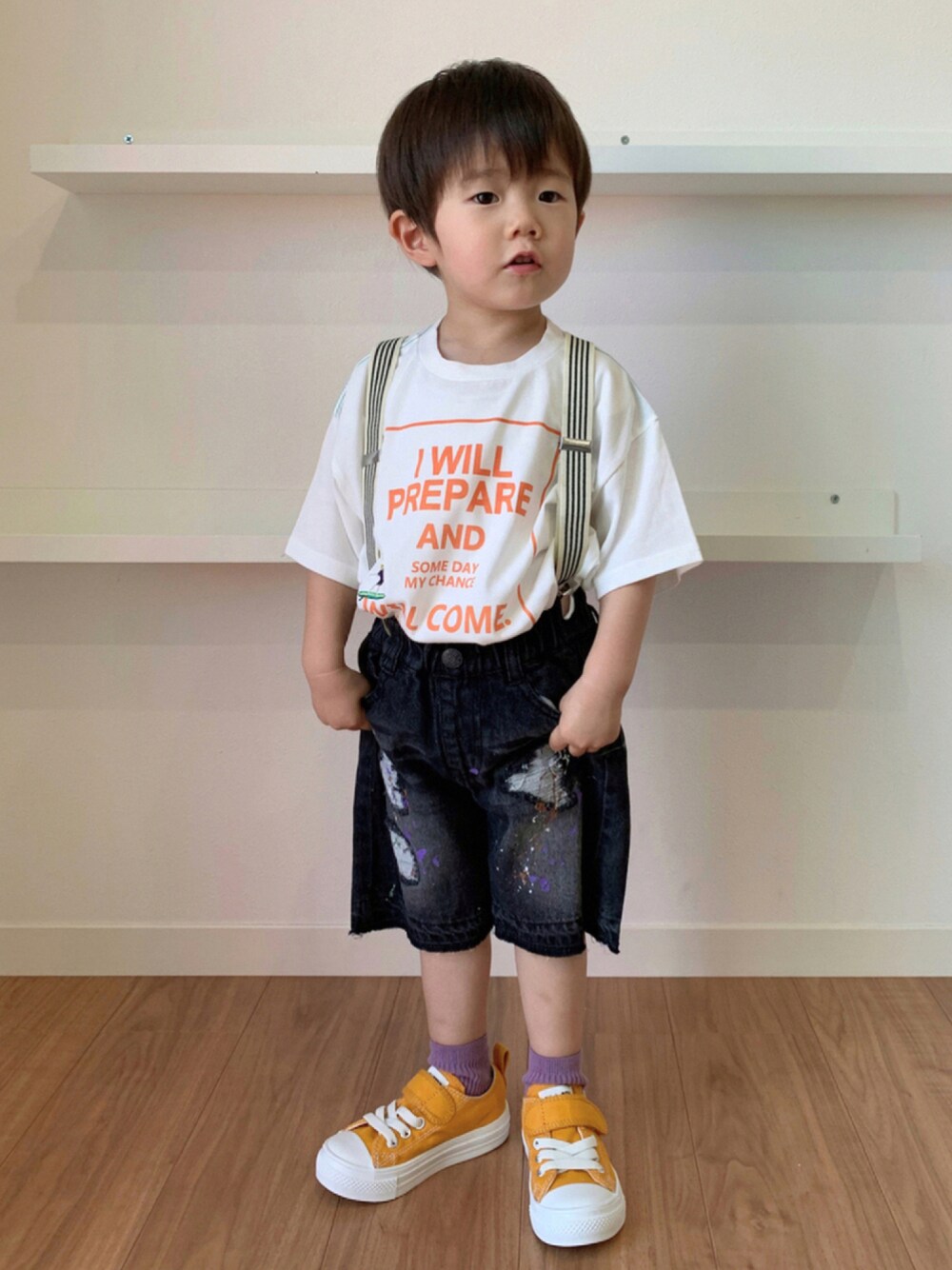 ホワイト系のTシャツ/カットソー、ブラック系のその他パンツ、オレンジ系のスニーカーを着用したキッズの夏コーディネートの1枚目の写真