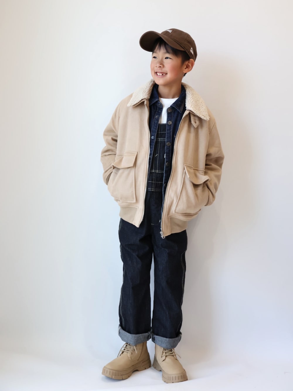 「クリスマスに着たい服、ボアジャケット、ストリート、ブーツ、レイヤードスタイル、サロペット、キャップ、冬アウター、休日スタイル、マイベストコーデ2023、お出かけコーデ、秋冬コーデ、冬コーデ」｜「NEW ERAのNEW ERA x B:MING by BEAMS / 別注 930 パッカブル ６パネルキャップ（キャップ、ブラウン系）」を使った、Nana…Haku…‪‪さん（キッズ・100cm）の冬コーディネートの1枚目の写真