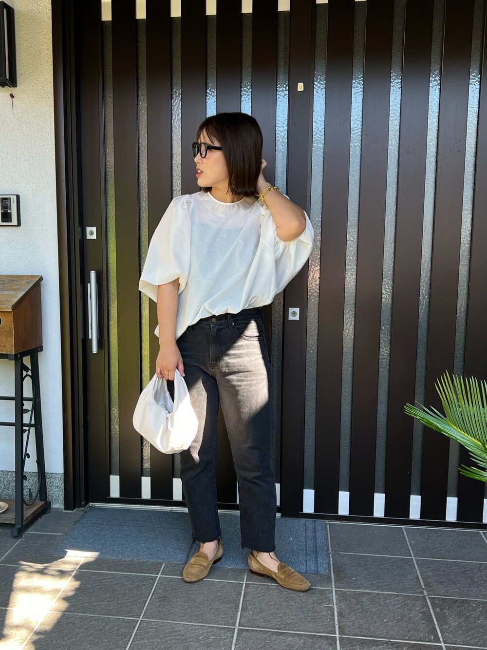 「カジュアルコーデ、シンプルスタイル、秋のコーデ、オトナ女子、休日スタイル、低身長、秋物準備はじめました、お出かけコーデ、今日の服、ootd、秋🍁コーデ、秋カラー、おしゃれさんと繋がりたい、モノクロ、155㎝コーデ」｜「CANAL JEANのアイテム（デニムパンツ、ブラック系）」を使った、ch1popoさん（レディース・154cm）の秋コーディネートの1枚目の写真