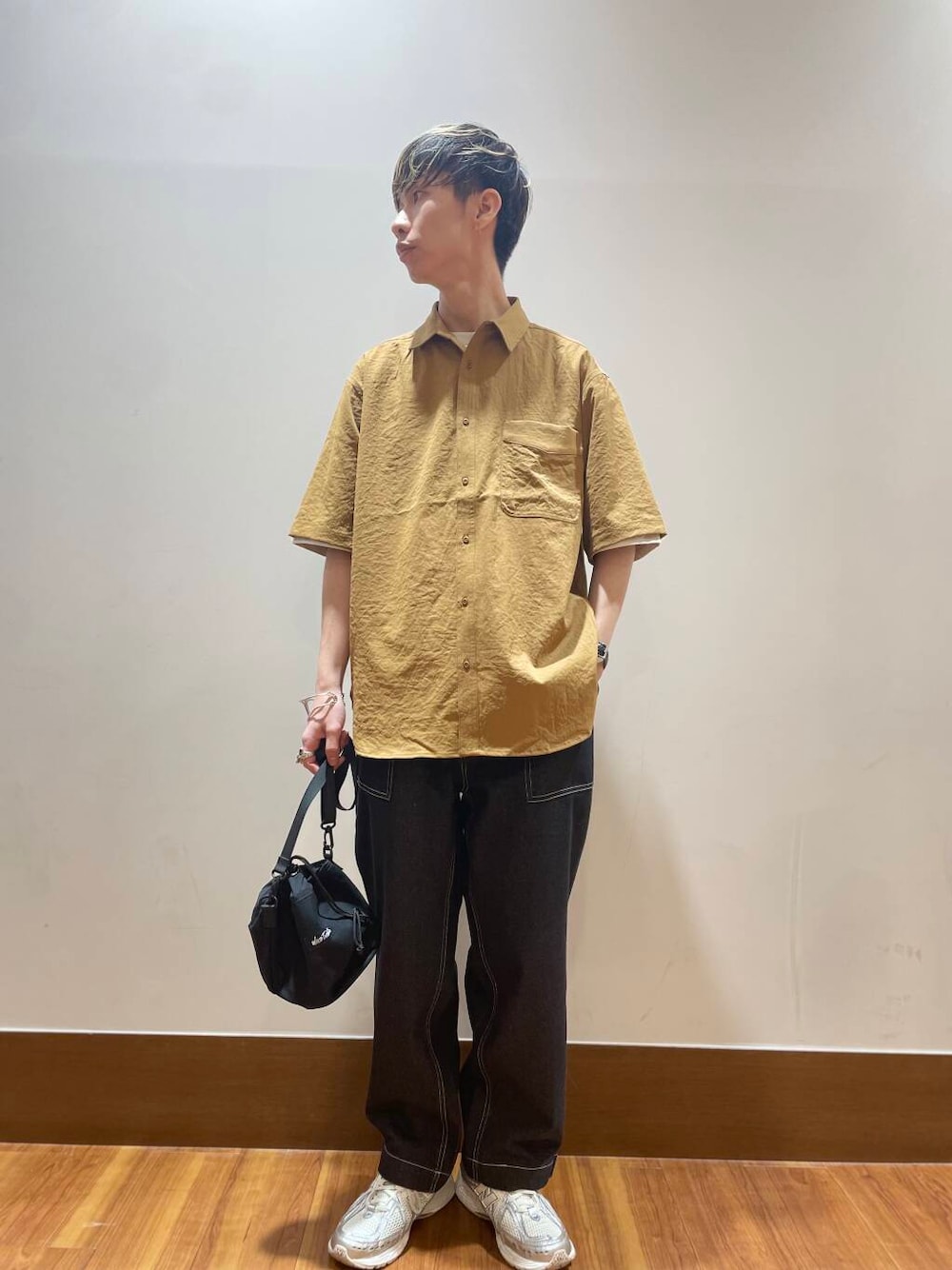 ホワイト系のTシャツ/カットソー、ブラック系のショルダーバッグ、ブラック系のデニムパンツを着用したメンズの夏コーディネートの1枚目の写真