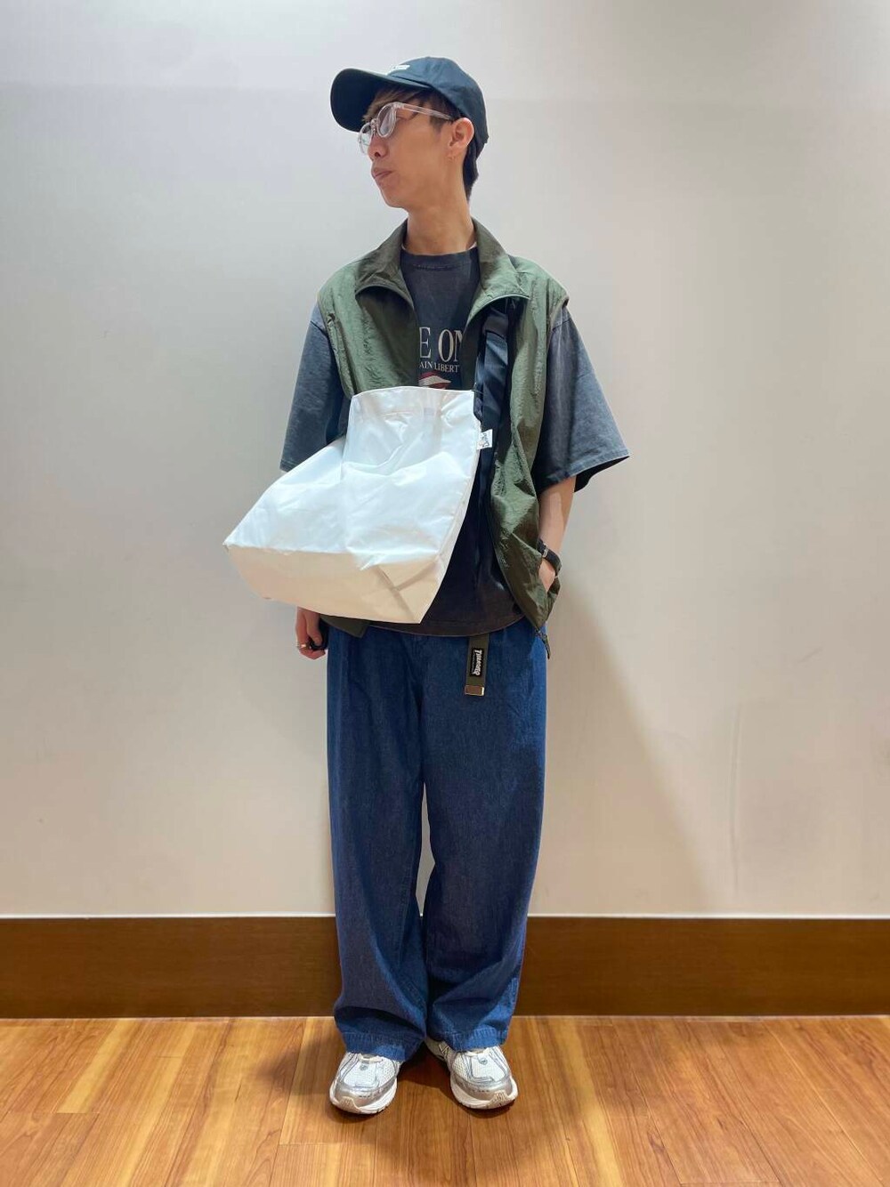 ホワイト系のTシャツ/カットソー、ホワイト系のショルダーバッグ、グリーン系のその他アウターを着用したメンズの夏コーディネートの1枚目の写真
