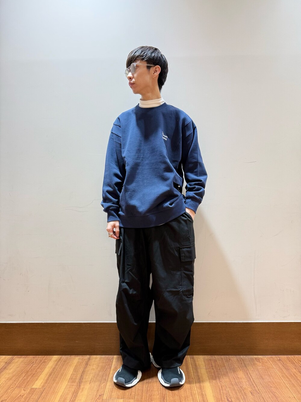 ホワイト系のTシャツ/カットソー、ブルー系のスウェット、ブラック系のその他パンツを着用したメンズの秋コーディネートの1枚目の写真