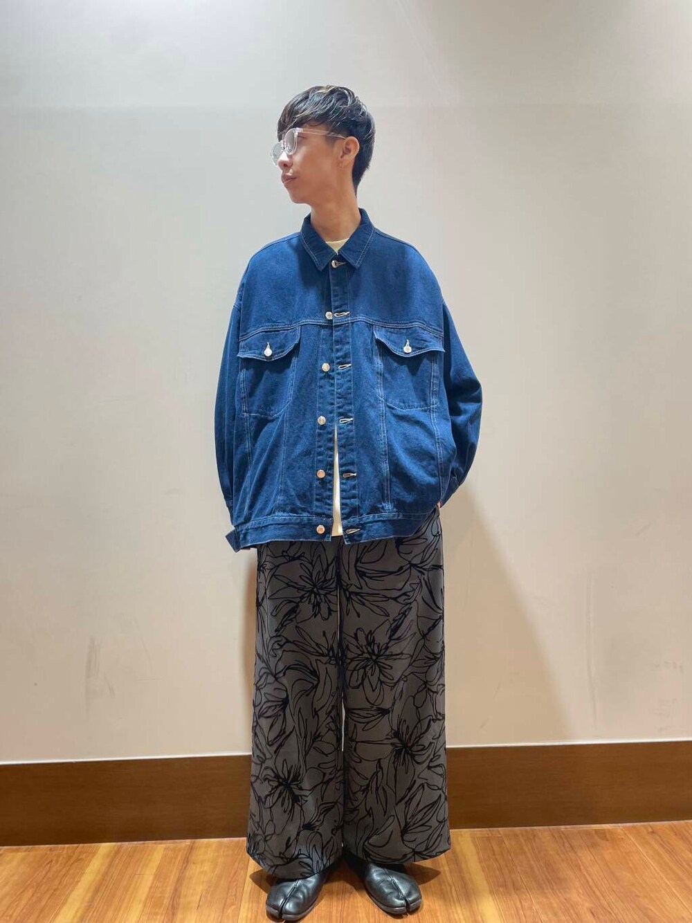 ホワイト系のTシャツ/カットソー、ブルー系のデニムジャケット、ホワイト系のTシャツ/カットソーを着用したメンズの秋コーディネートの1枚目の写真