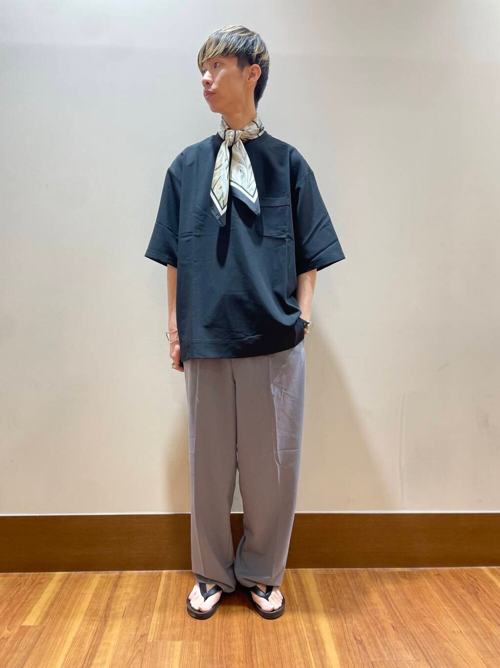 ホワイト系のTシャツ/カットソー、グレー系のその他パンツ、ブラック系のTシャツ/カットソーを着用したメンズの夏コーディネートの1枚目の写真