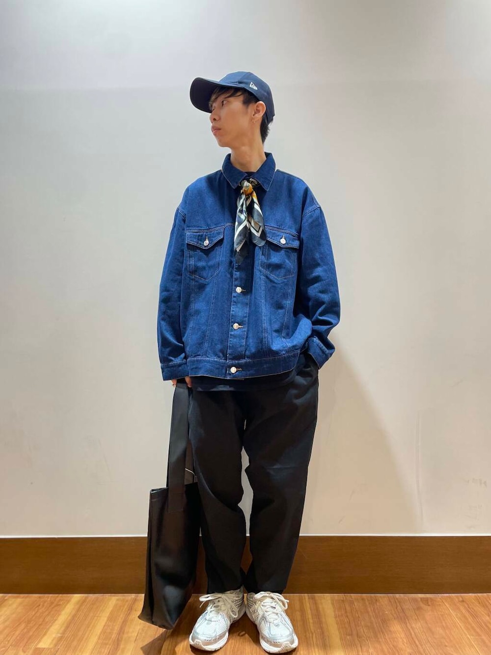 ホワイト系のTシャツ/カットソー、ブラック系のトートバッグ、ブラック系のTシャツ/カットソーを着用したメンズの夏コーディネートの1枚目の写真