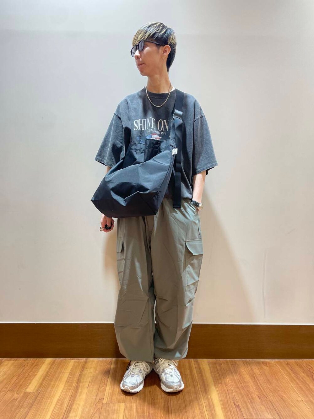 ホワイト系のTシャツ/カットソー、ブラック系のショルダーバッグ、グレー系のカーゴパンツを着用したメンズの夏コーディネートの1枚目の写真