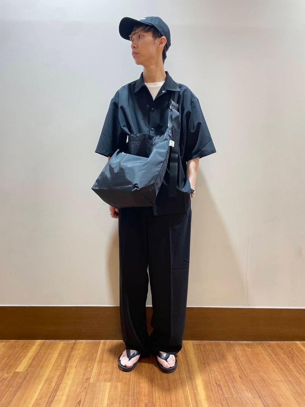 ホワイト系のTシャツ/カットソー、ブラック系のその他パンツ、ブラック系のシャツ/ブラウスを着用したメンズの夏コーディネートの1枚目の写真