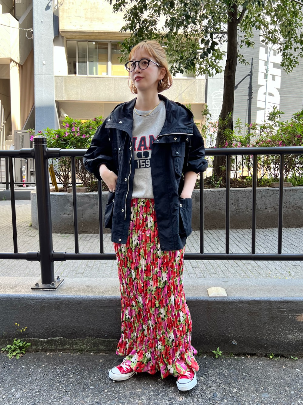 「春ファッション、お出かけコーデ、スニーカーコーデ、ロゴT、スカート、花柄スカート、花柄、春アウター、メガネ女子、スポーツミックス」｜「B.C STOCKのパチポケマウンテンパーカー（マウンテンパーカー、ブラック系）」を使った、Kanakoさん（レディース・163cm）の春コーディネートの1枚目の写真