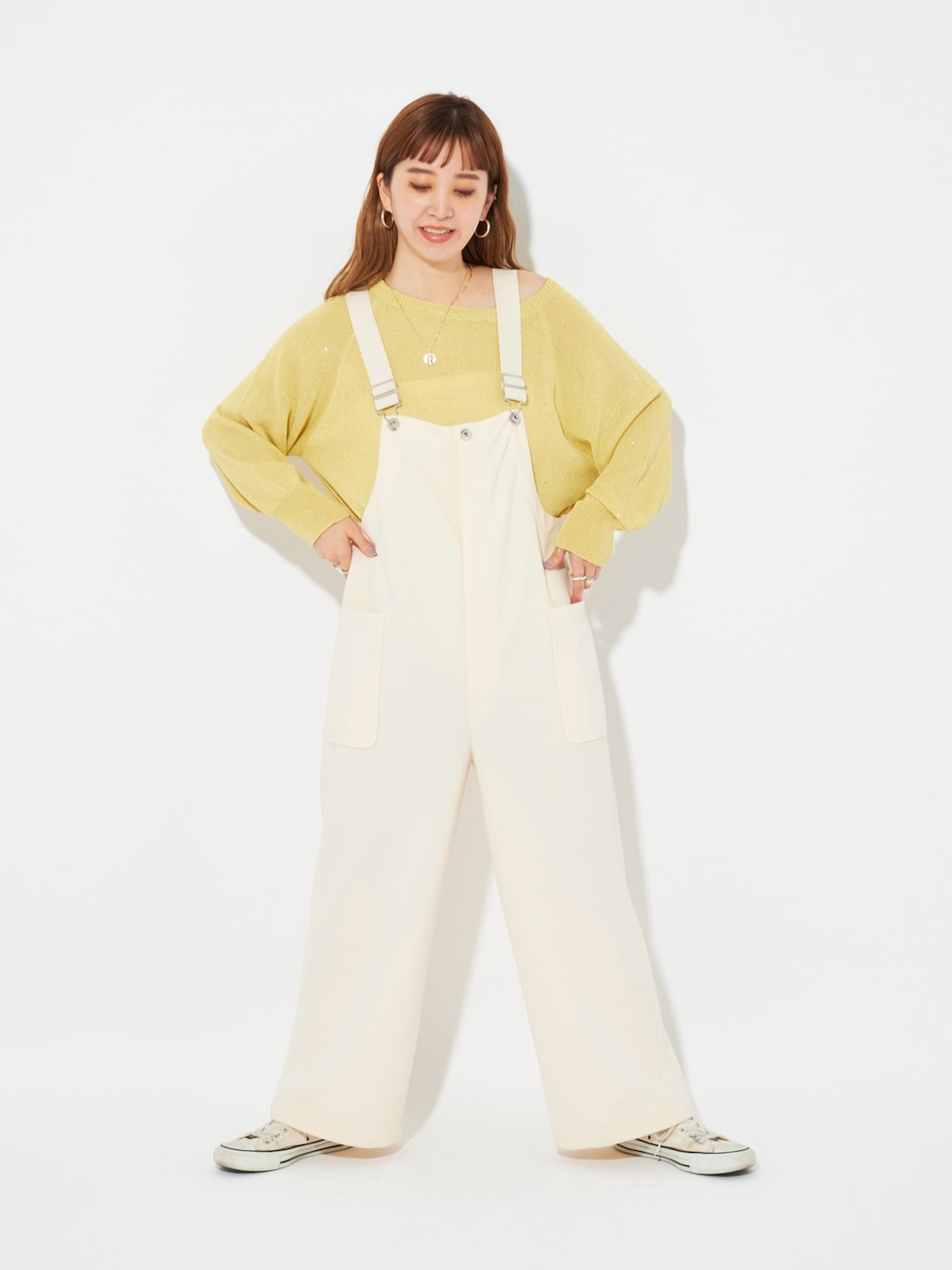 「春ファッション、春カラー、春、サロペット、オーバーオール、ラメ、スパンコール、春色、スニーカー、大人カジュアル」｜「B.C STOCKのスパンコールニットプルオーバー（ニット/セーター、イエロー系）」を使った、Kanakoさん（レディース・163cm）の春コーディネートの1枚目の写真