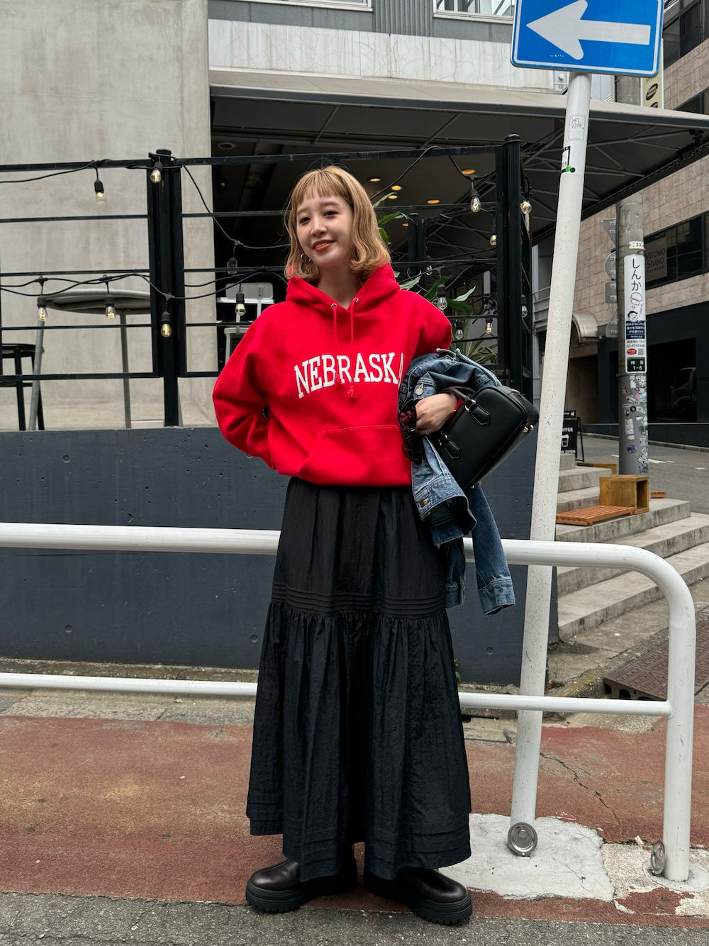 「秋コーデ、フーディー、ロゴスウェット、ラフ、ラフコーデ、デイリーカジュアル、大人かわいい、大人カジュアル、カラーコーデ、おでかけコーデ」｜「LeeのLEE/リー デニムジャケット（デニムジャケット、ブルー系）」を使った、Kanakoさん（レディース・163cm）の秋コーディネートの1枚目の写真