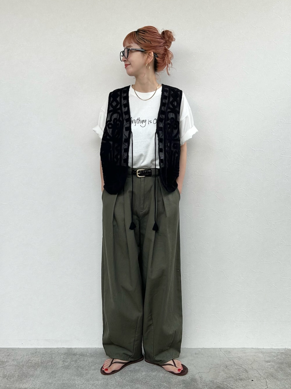 「ブラックコーデ、白Tシャツ、夏ファッション、オトナ女子、夏コーデ、カジュアルコーデ、ロゴT、レース」｜「B.C STOCKの【ZOZO限定】ウォッシャブル / ロゴTシャツ（Tシャツ/カットソー、ブラック系）」を使った、Kanakoさん（レディース・163cm）の夏コーディネートの1枚目の写真
