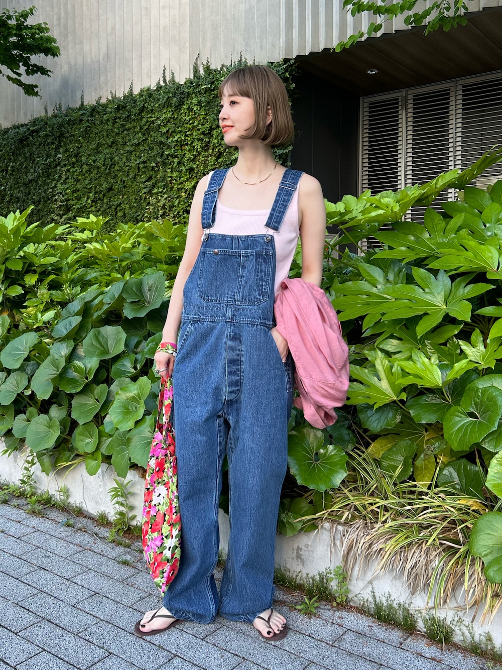 「シンプルコーデ、オーバーオール、タンクトップ、夏ファッション、30代コーデ、楽チンコーデ、オトナカジュアル、ゆるコーデ、カジュアルガーリー」｜「B.C STOCKのGleamy/グリーミー 2WAYリブタンクトップ（タンクトップ、ピンク系）」を使った、Kanakoさん（レディース・163cm）の春コーディネートの1枚目の写真