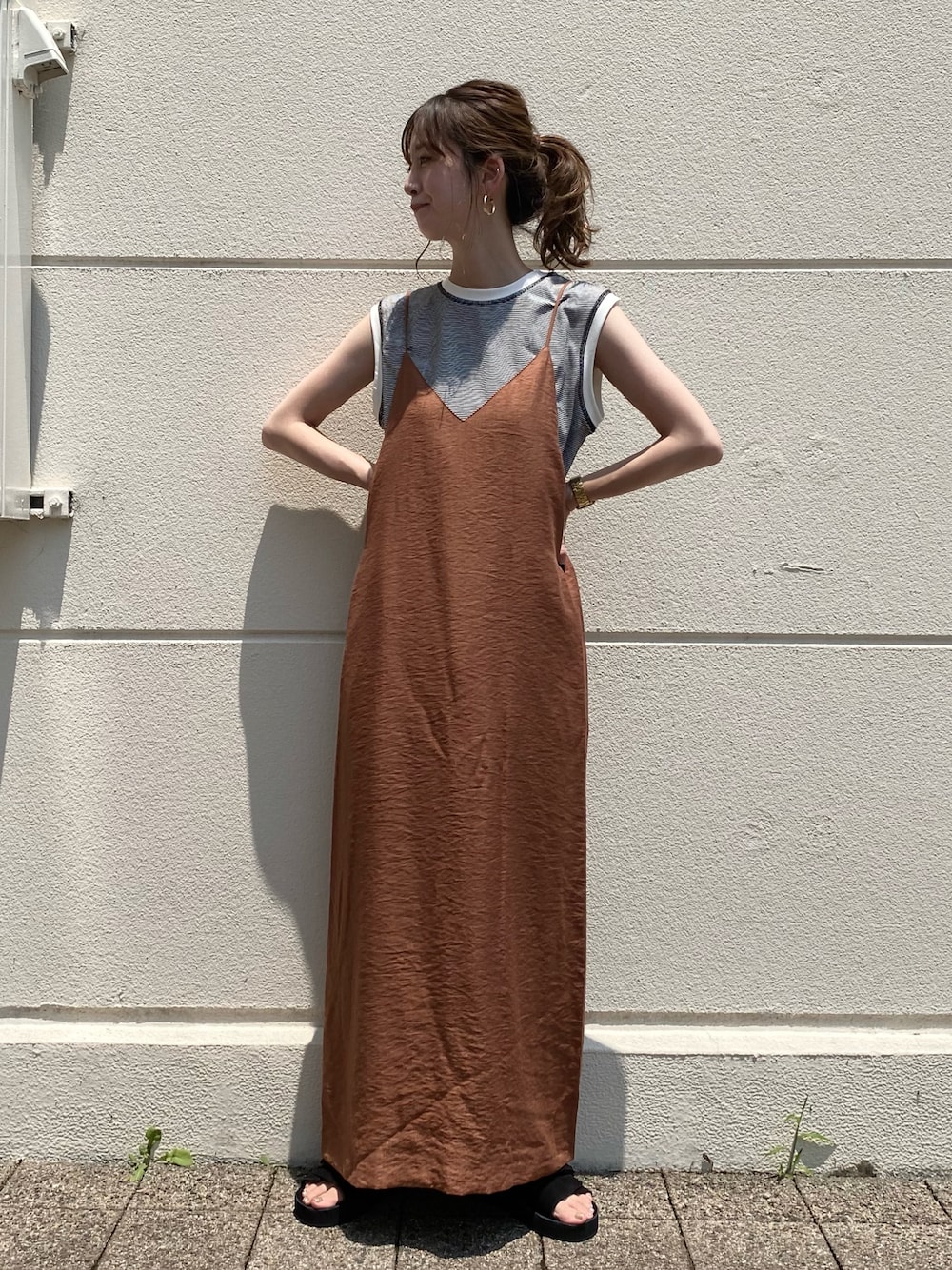「COOLなこのコが仲間入り、カジュアルコーデ、ラクチンコーデ、夏コーデ、オトナ女子、キャミワンピ、タンクトップ、ボーダー、ブラウン、ワンピース」｜「Simpliciteのボーダースリーブレスプルオーバー（Tシャツ/カットソー、ブラック系）」を使った、Kanakoさん（レディース・163cm）の夏コーディネートの1枚目の写真