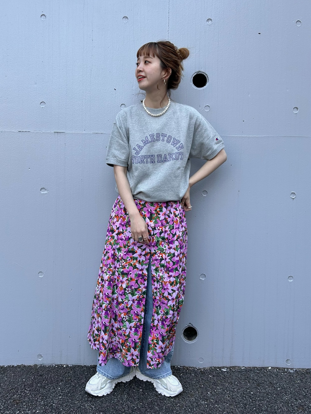 「春ファッション、春コーデ、花柄、花柄ワンピース、スウェットパンツ、ロゴスウェット、大人ガーリー、レイヤードスタイル、大人カジュアル、デニムコーデ、カジュアルガーリー」｜「Championの【Champion/チャンピオン】別注:SHORT SLEEVE CREW NECK SWEAT（スウェット、グレー系）」を使った、Kanakoさん（レディース・163cm）の春コーディネートの1枚目の写真