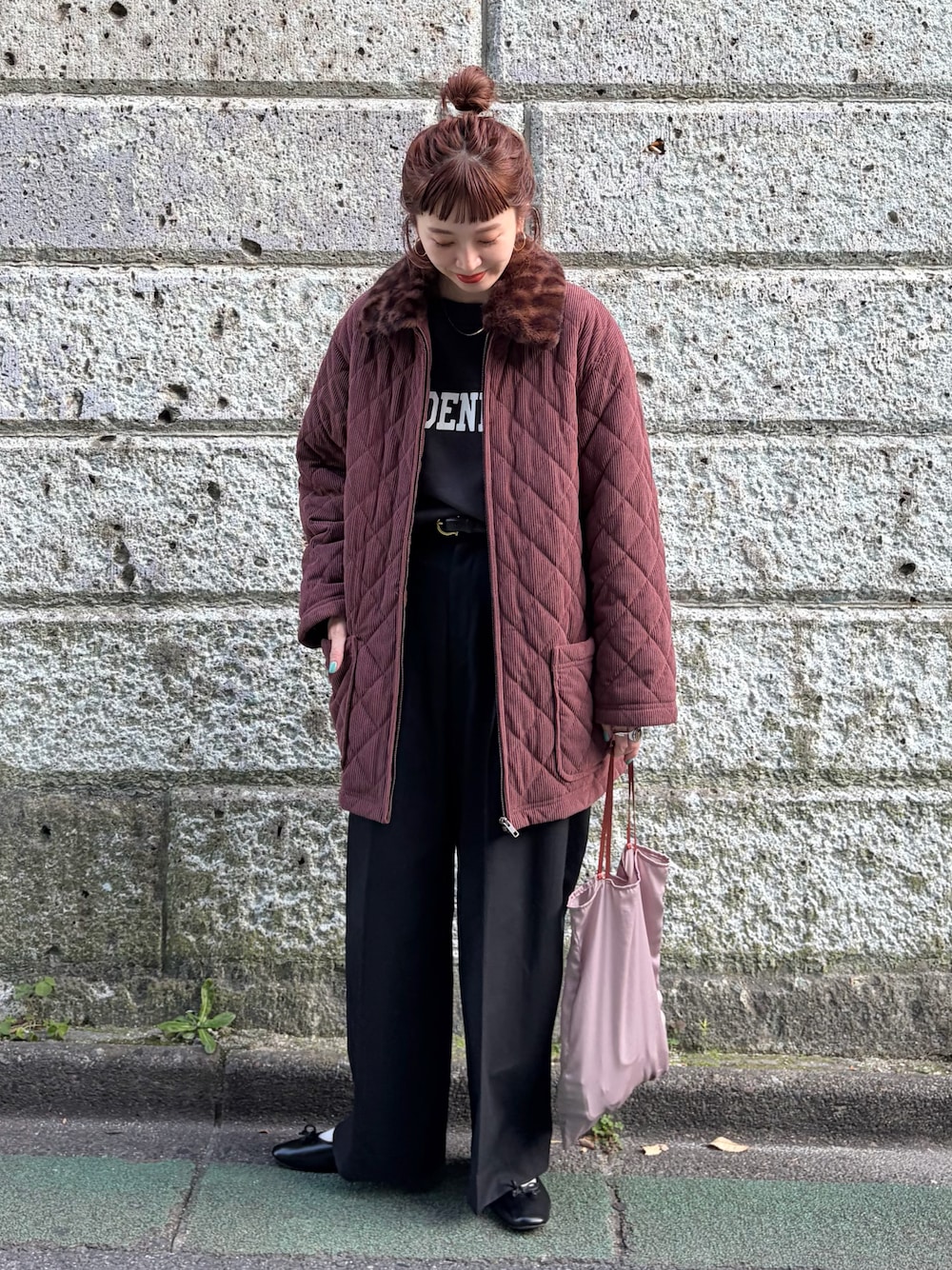 ブラウン系のその他アウター、ブラック系のスラックスを着用したレディースの秋コーディネートの1枚目の写真