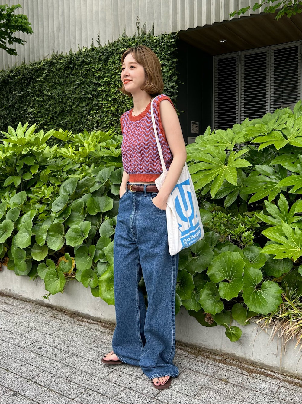 「大人カジュアル、オトナ女子、夏、夏服、ニットベスト、ボーダー、デニム、デニムコーデ、シンプルスタイル、ボーダートップス」｜「B.C STOCKのGleamy/グリーミー ショートニットベスト（ベスト、パープル系）」を使った、Kanakoさん（レディース・163cm）の春コーディネートの1枚目の写真