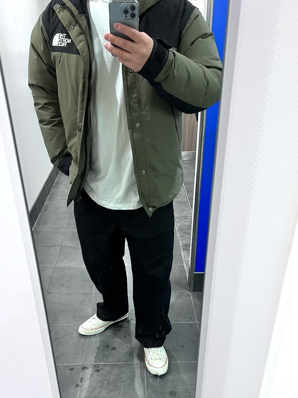 「マウンテンダウンジャケット」｜「THE NORTH FACEの【THE NORTH FACE / ザノースフェイス】Mountain Down Jacket（ダウンジャケット/コート、グリーン系）」を使った、オリバーさん（メンズ・180cm）の冬コーディネートの1枚目の写真