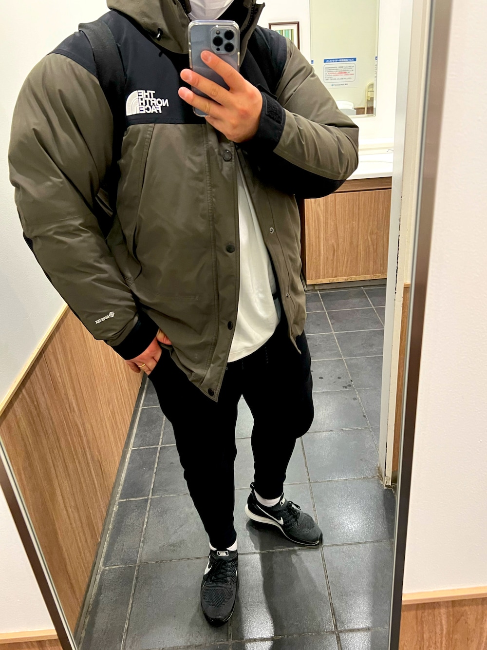 「マウンテンダウンジャケット、ノースフェイス」｜「THE NORTH FACEの【THE NORTH FACE / ザノースフェイス】Mountain Down Jacket（ダウンジャケット/コート、グリーン系）」を使った、オリバーさん（メンズ・180cm）の冬コーディネートの1枚目の写真