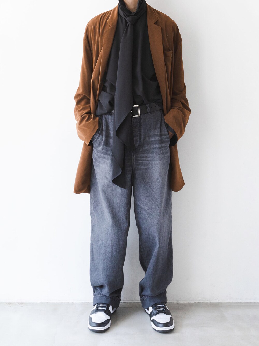 「シンプル、大人カジュアル、スニーカーコーデ、キレイめ、秋服、メンズファッション、おでかけコーデ、オトナカジュアル、カラー×コーデ、アツいコーデ全部見せ、シンプルコーデ、シャツスタイル、秋コーデ、ブラウン、スカーフ」｜「atoのWASHED WIDE DENIM（デニムパンツ、ブラック系）」を使った、matsudairaさん（メンズ・173cm）の夏コーディネートの1枚目の写真