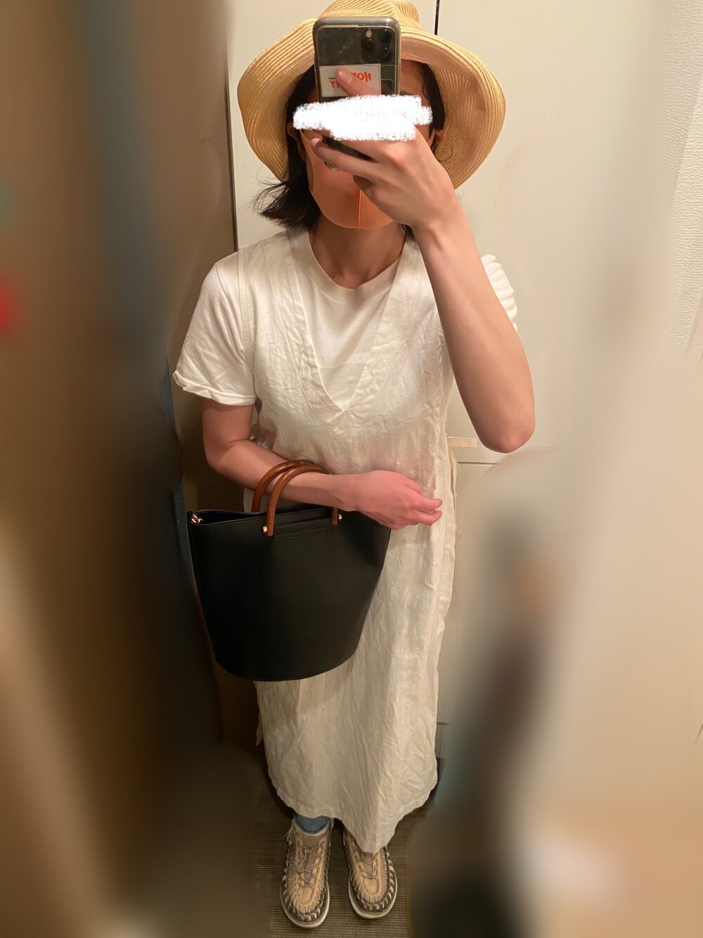 「シンプルコーデ、ホワイト、オトナカジュアル、デニムパンツ、ザラ、キーン、ビームス、ビショップ、ケービーエフ(KBF)、ともふく」｜「KBFのアイテム（バッグ、ブラック系）」を使った、とりにくさん（レディース・160cm）の夏コーディネートの1枚目の写真