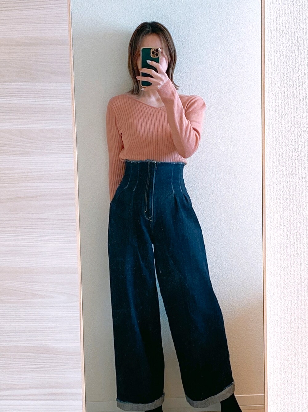 「休日スタイル、低身長コーデ、低身長、ロンT、ピンク、AZUL by moussy、ワイドパンツ、デニムパンツ、デニム、EMODA、ピンク×デニム」｜「EMODAのカットオフフィットジャストウエストデニム（デニムパンツ、ブルー系）」を使った、suさん（レディース・153cm）の冬コーディネートの1枚目の写真