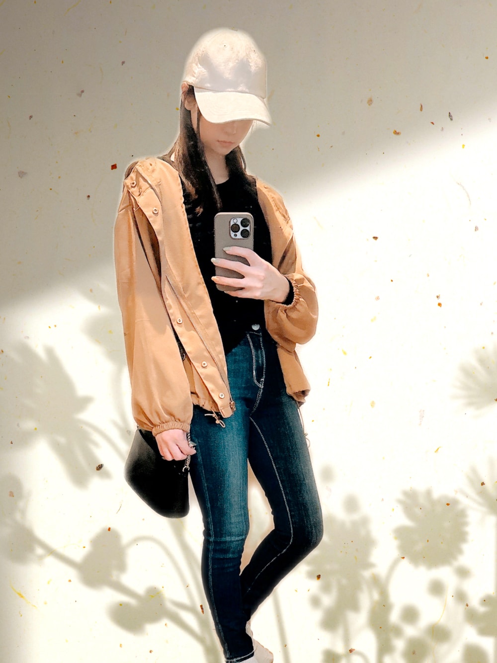 「大人カジュアル、キャップ、ママコーデ、UNIQLO、Tシャツ×デニム、150cm台コーデ、低身長、シンフルコーデ、AZUL by moussy、休日スタイル、低身長コーデ」｜「AZUL by moussyのECO SUEDE CAPⅡ/エコスエードキャップⅡ（キャップ、ベージュ系）」を使った、suさん（レディース・153cm）の秋コーディネートの1枚目の写真