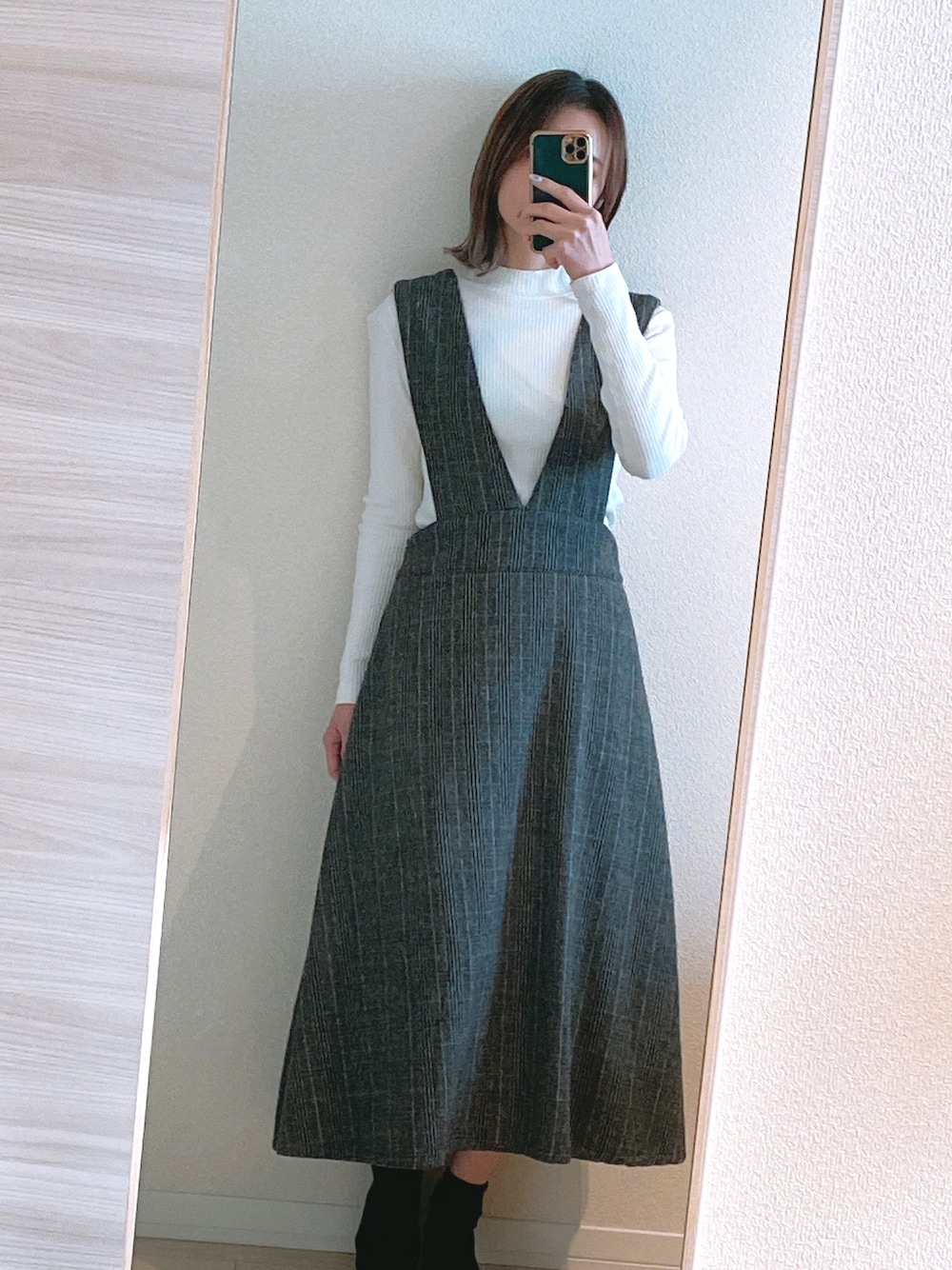 「今日のコーデ、低身長コーデ、クリスマスに着たい服、冬、ワンピース、グレー、レイカズン(Ray Cassin)、タートルネック、ホワイト、UNIQLO、ダウンジャケット、モンクレール、スカートスタイル」｜「RAY CASSINのアイテム（ワンピース/ドレス、グレー系）」を使った、suさん（レディース・153cm）の冬コーディネートの1枚目の写真