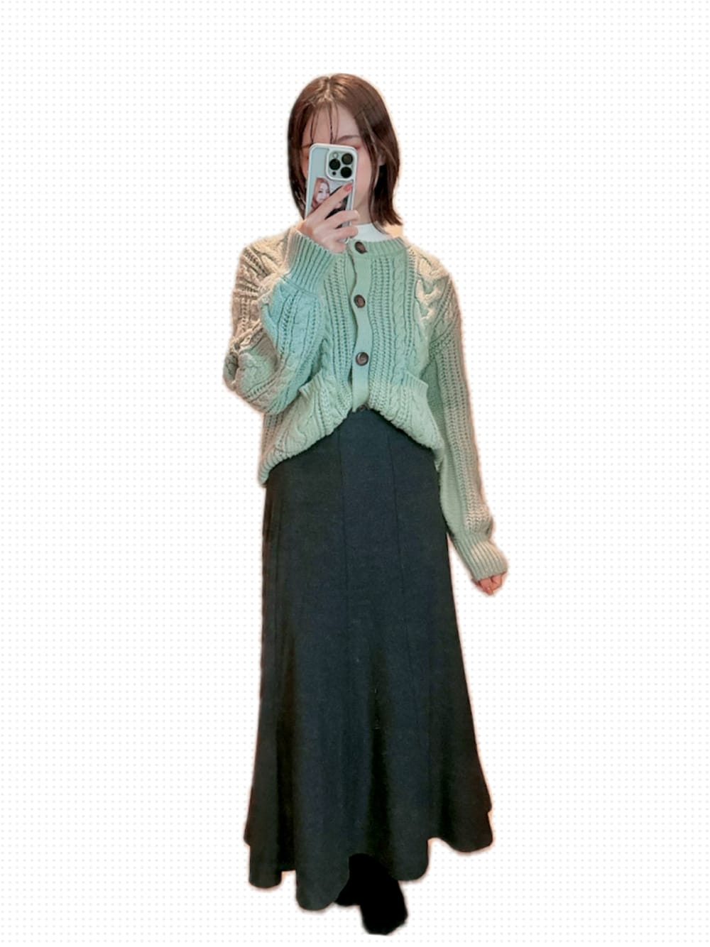 ホワイト系のニット/セーター、グリーン系のカーディガン/ボレロ、グレー系のスカートを着用したレディースの秋コーディネートの1枚目の写真