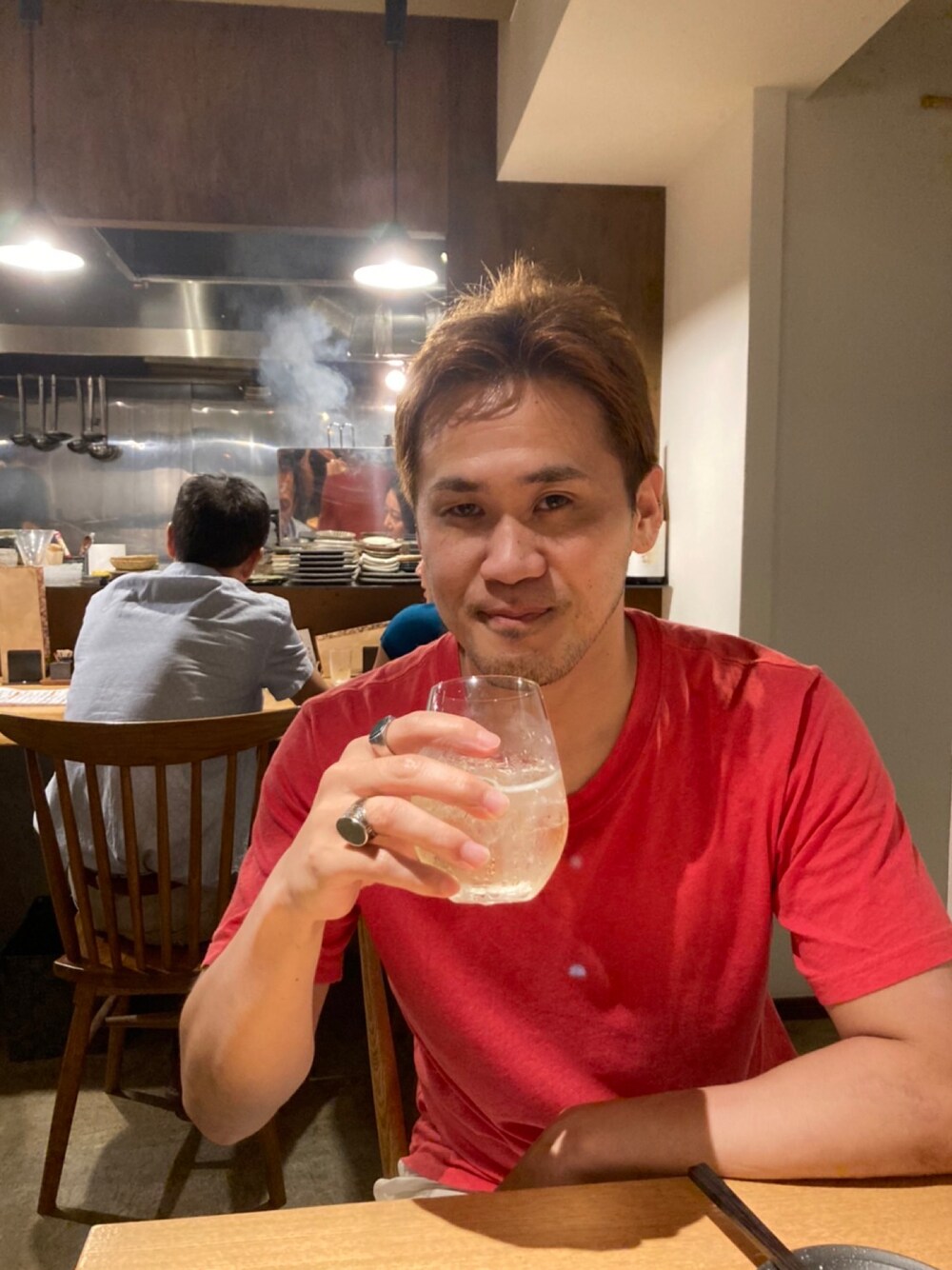 「ある意味、真夏のアクティブスタイル、居酒屋、コロナに負けない」｜「THE INOUE BROTHERSの【THE INOUE BROTHERS/ザ・イノウエブラザーズ】Global Organic Tシャツ（Tシャツ/カットソー、レッド系）」を使った、もんちゃんさん（メンズ・175cm）の夏コーディネートの1枚目の写真