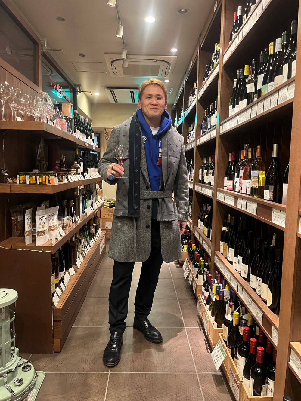 「映画、0次会、立ち飲み、ワイン」｜「JULIEN DAVIDのコート（チェスターコート、グレー系）」を使った、もんちゃんさん（メンズ・175cm）の春コーディネートの1枚目の写真