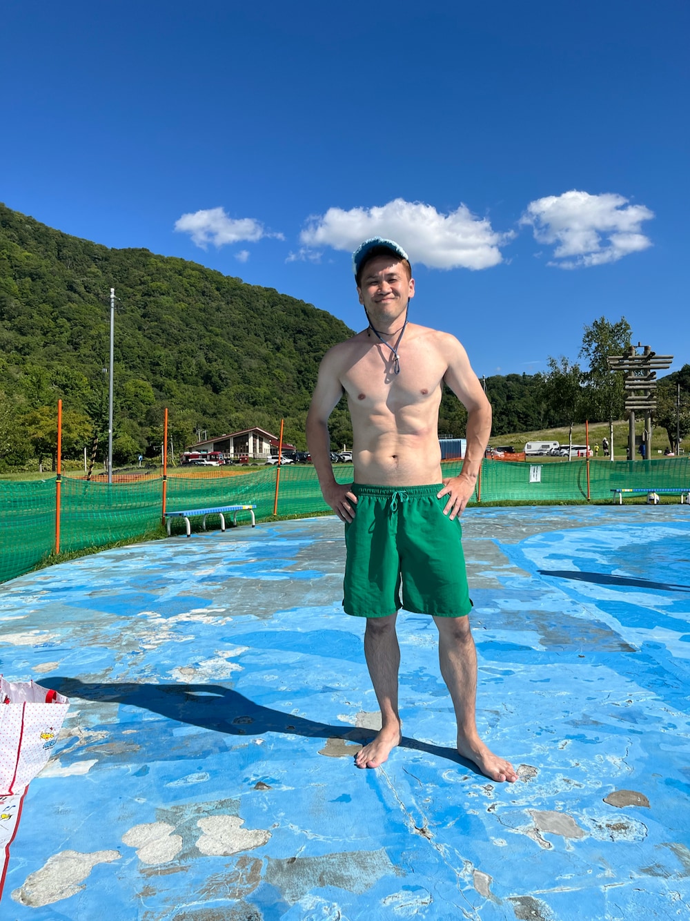 「海水浴、水着、キャップコーデ」｜「Maison KitsuneのSWIMSHORTS（水着、グリーン系）」を使った、もんちゃんさん（メンズ・175cm）の秋コーディネートの1枚目の写真