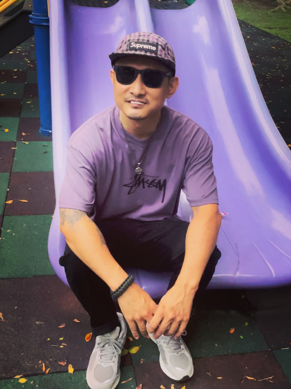 「公園、街頭穿搭、中年、棒棒糖」｜「Supreme のアイテム（キャップ、パープル系）」を使った、怪老頭さん（メンズ・171cm）の秋コーディネートの1枚目の写真