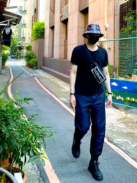 「VERSACE（ヴェルサーチ）のアイテム（帽子）」を使った、Curtis Wengさん（メンズ・175cm）の夏コーディネート